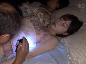 Hai cô đồng nghiệp quyến rũ và chàng trai may mắn