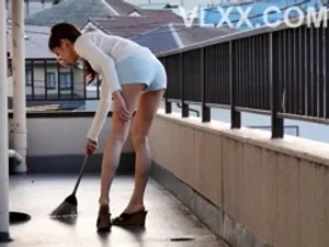 Người đẹp thể hình gợi cảm với vòng ba đào! Vụ nổ hình chữ S! Chiếc váy ngắn lắc mông cực kỳ hấp dẫn, dương vật giả pha lê cưỡi, cọ xát lên xuống và đưa vào sâu, cái mông này đơn giản là hoàn hảo