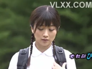 Một cô gái xinh đẹp có đôi chân dài đang nghỉ ngơi để trò chuyện và chụp bức ảnh thứ hai. Liếm và quan hệ bằng miệng, bế chân cô ấy trên vai và cưỡi mạnh...